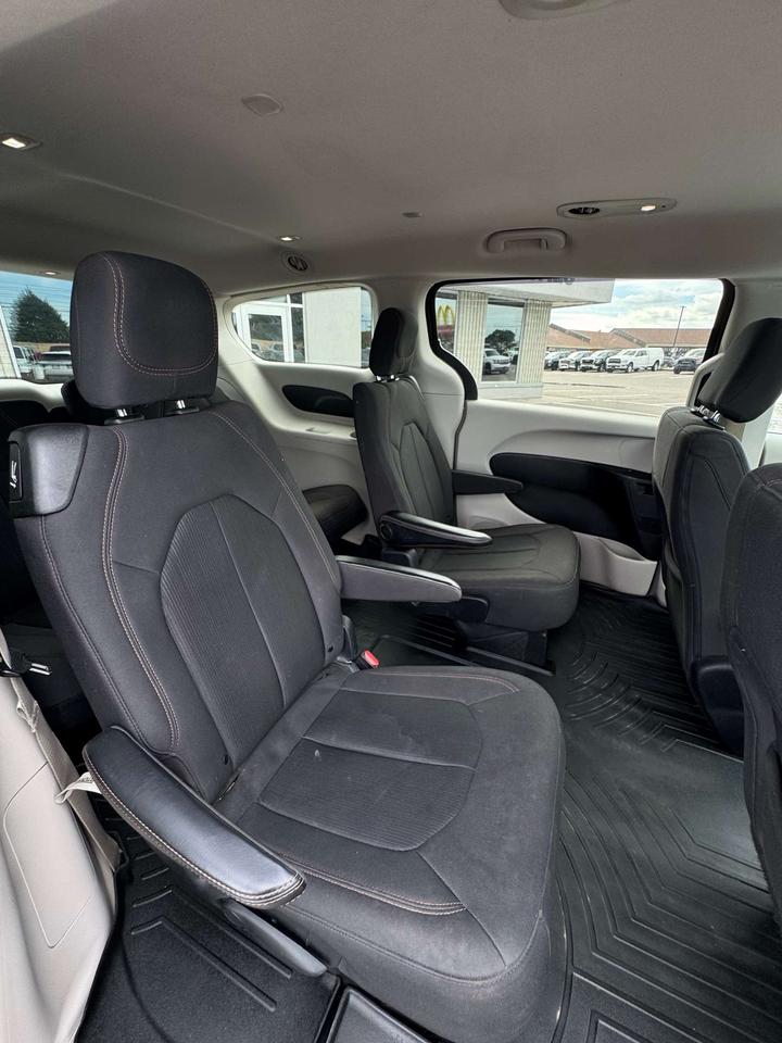 2019 Chrysler Pacifica Touring 2WD Photo