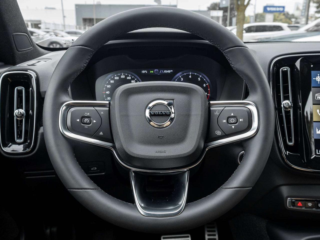 2022 Volvo XC40 R-DESIGN^New Brakes^Harman Kardon^CPO fr 2.99%* Photo