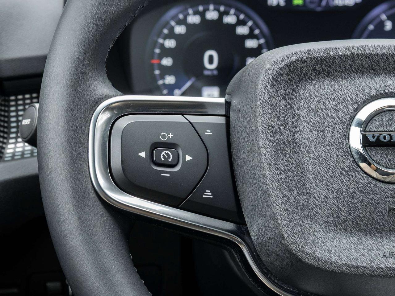 2022 Volvo XC40 R-DESIGN^New Brakes^Harman Kardon^CPO fr 2.99%* Photo
