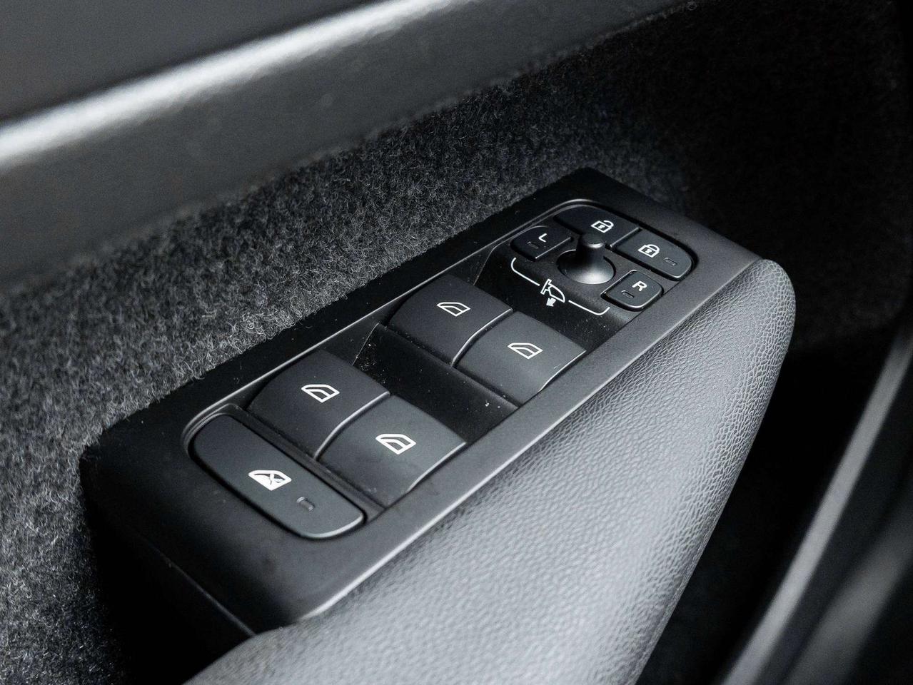 2022 Volvo XC40 R-DESIGN^New Brakes^Harman Kardon^CPO fr 2.99%* Photo