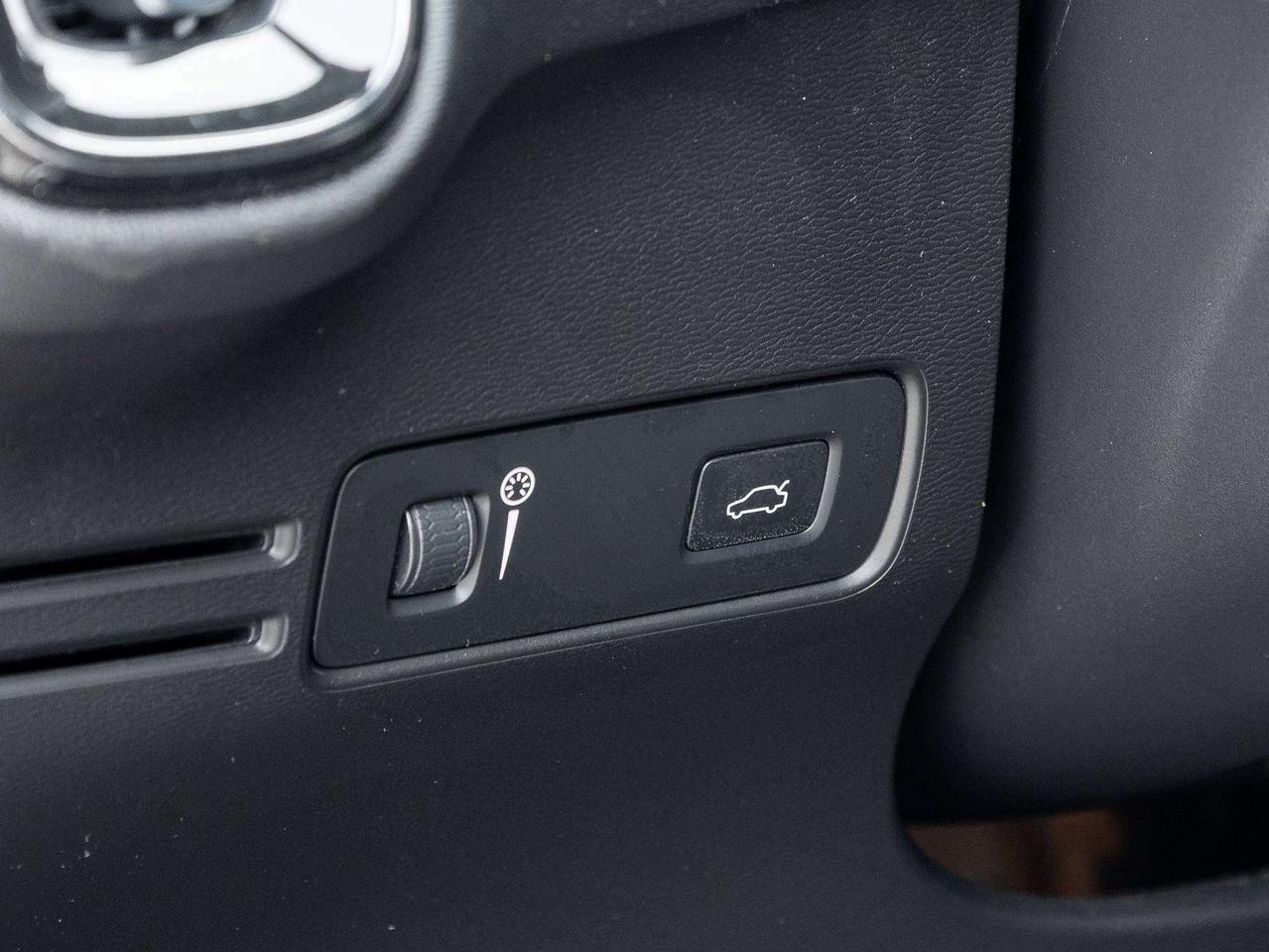 2022 Volvo XC40 R-DESIGN^New Brakes^Harman Kardon^CPO fr 2.99%* Photo