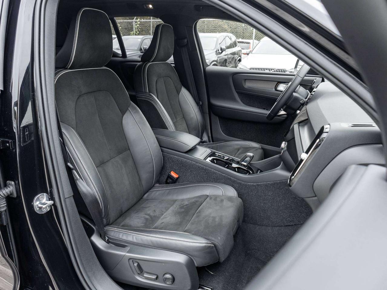 2022 Volvo XC40 R-DESIGN^New Brakes^Harman Kardon^CPO fr 2.99%* Photo