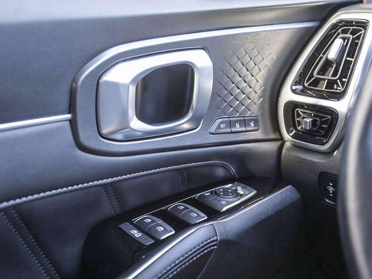 2022 Kia Sorento SX   AWD   Apple CarPlay   Heated & Cooled Seats   Sunroof Photo
