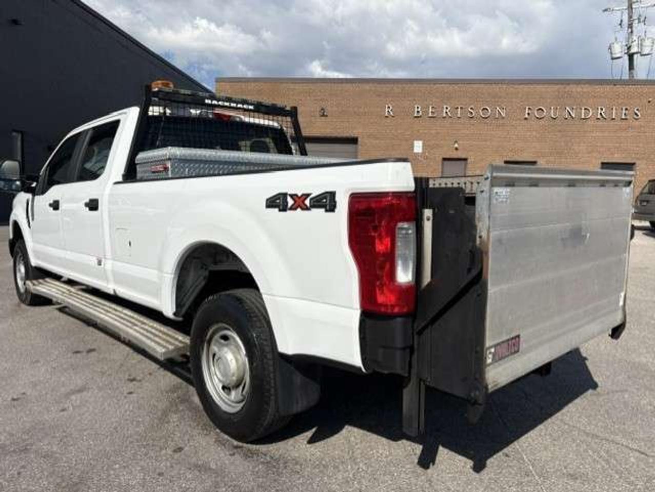 2017 Ford F-350 4X4 **CREW CAB LONG BOX-WALTCO LIFTGATE-1 OWNER** Photo2