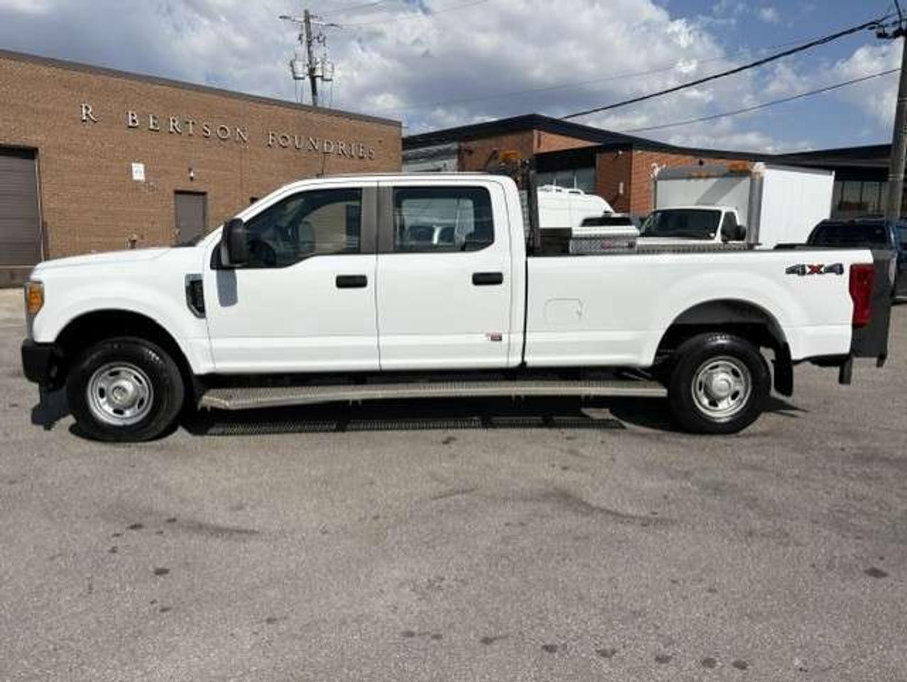 2017 Ford F-350 4X4 **CREW CAB LONG BOX-WALTCO LIFTGATE-1 OWNER** Photo5