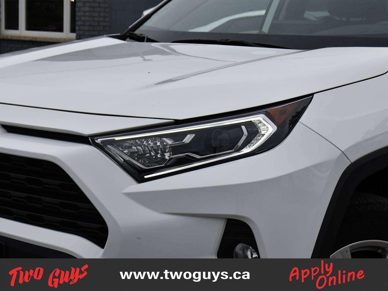 2021 Toyota RAV4 XLE Photo2