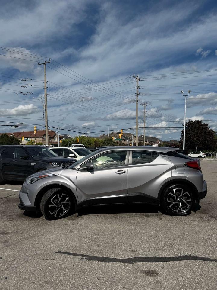 2019 Toyota C-HR XLE Photo4
