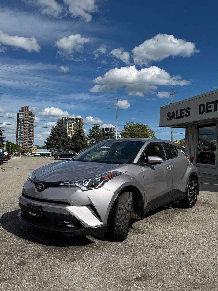 2019 Toyota C-HR XLE Photo3