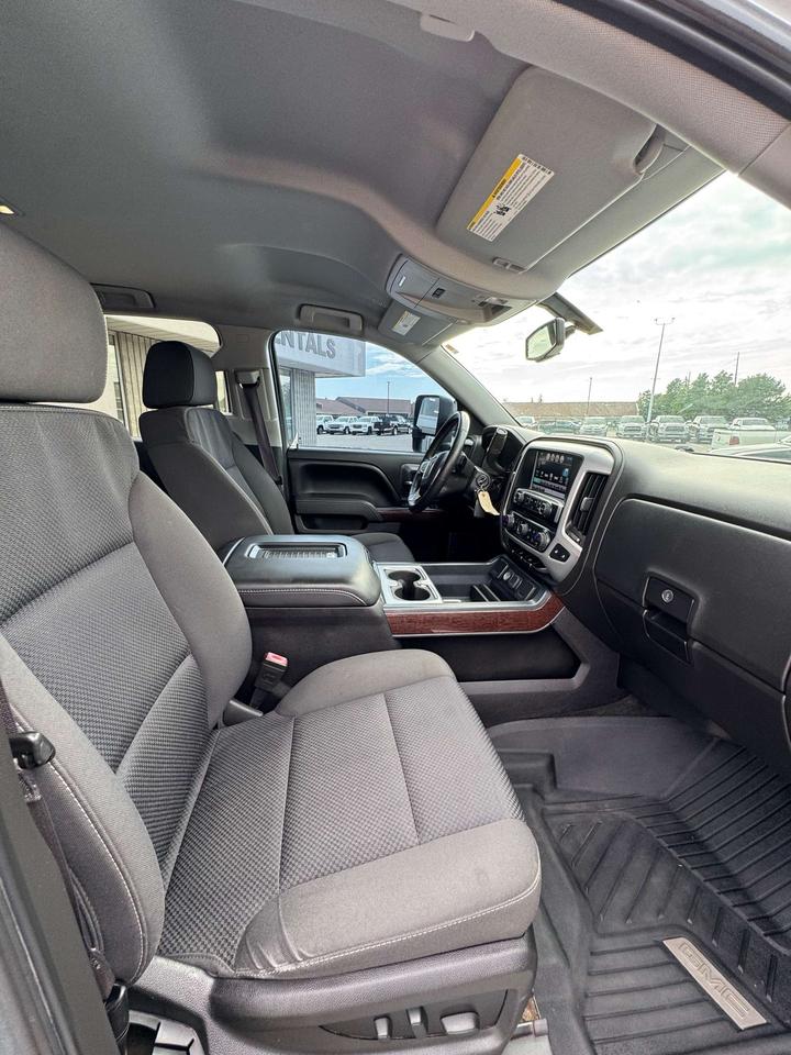 2017 GMC Sierra 1500 4WD Crew Cab 143.5 SLE 5'8 Box Photo
