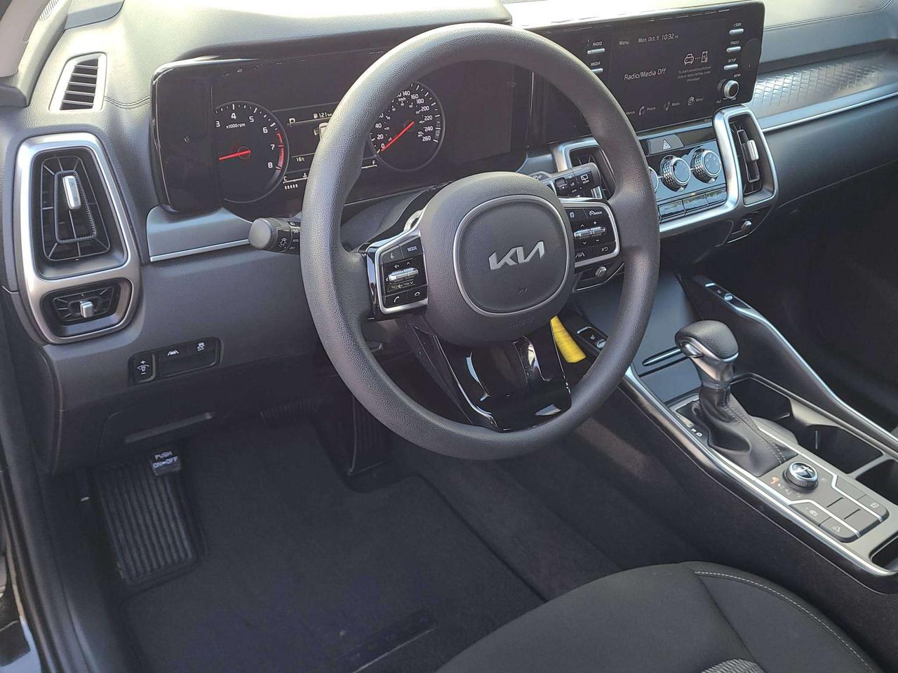 2022 Kia Sorento 7 SEATER, AWD, HTD. SEATS, APPLE/ANDROID, 69K! Photo