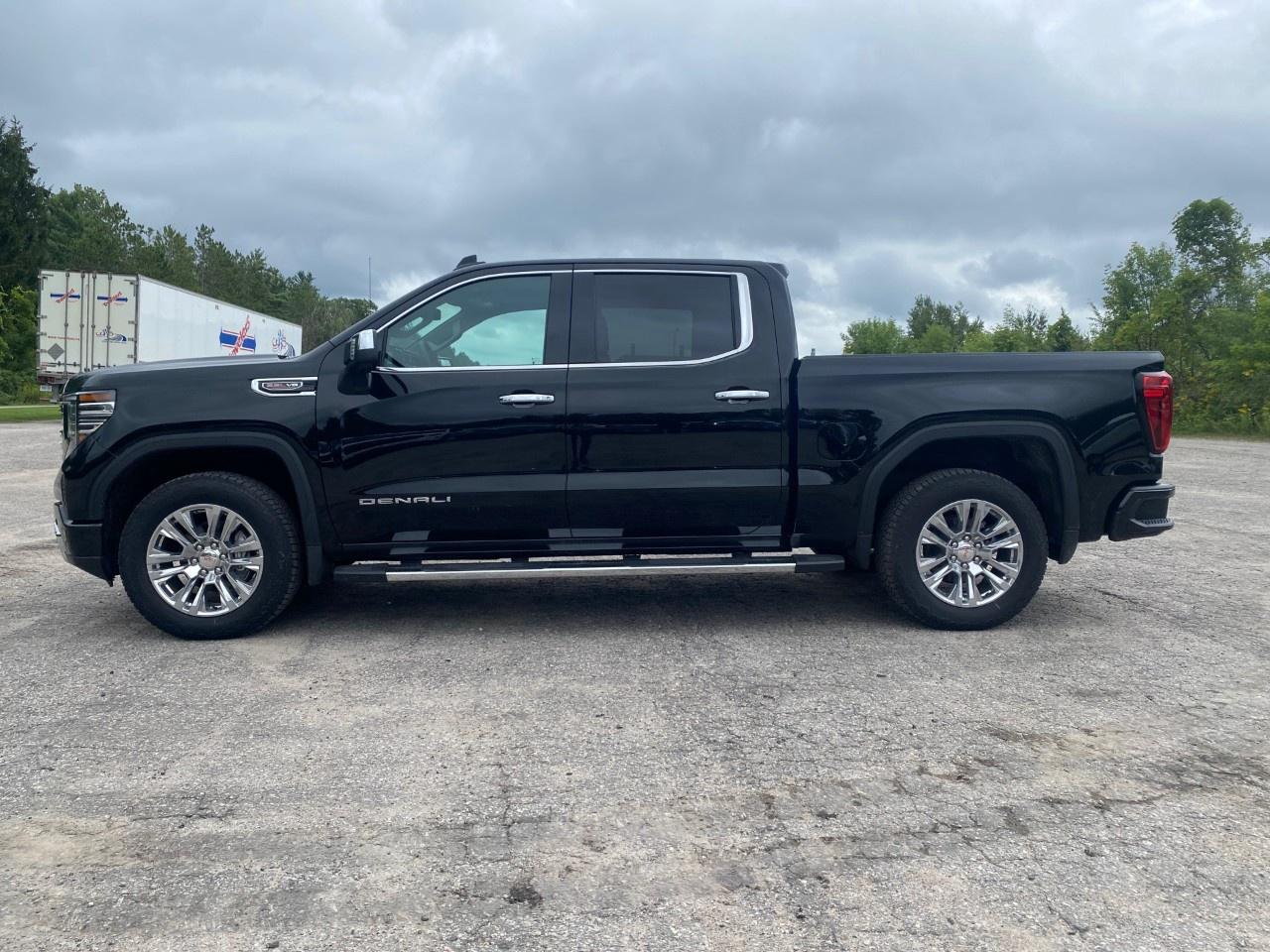 2025 GMC Sierra 1500 Crew Cab Short Box 4-Wheel Drive Denali Photo5