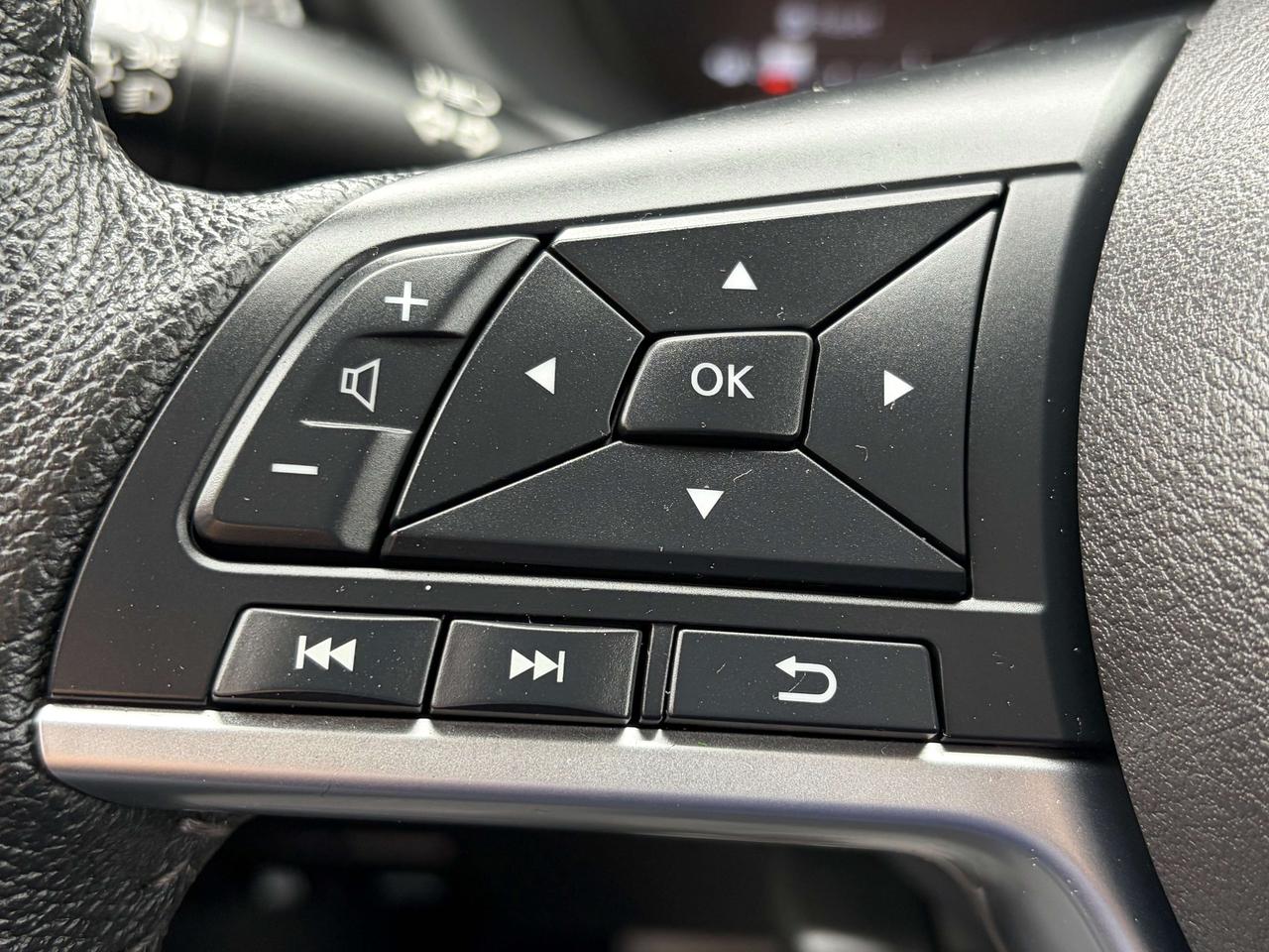 2025 Nissan Kicks SV   **CALL BELLEVILLE 613-961-8848 Photo