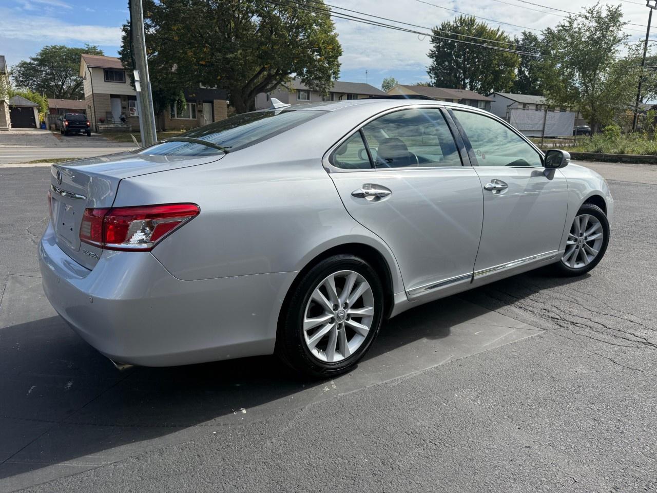 2011 Lexus ES 350 4dr Sdn Photo4
