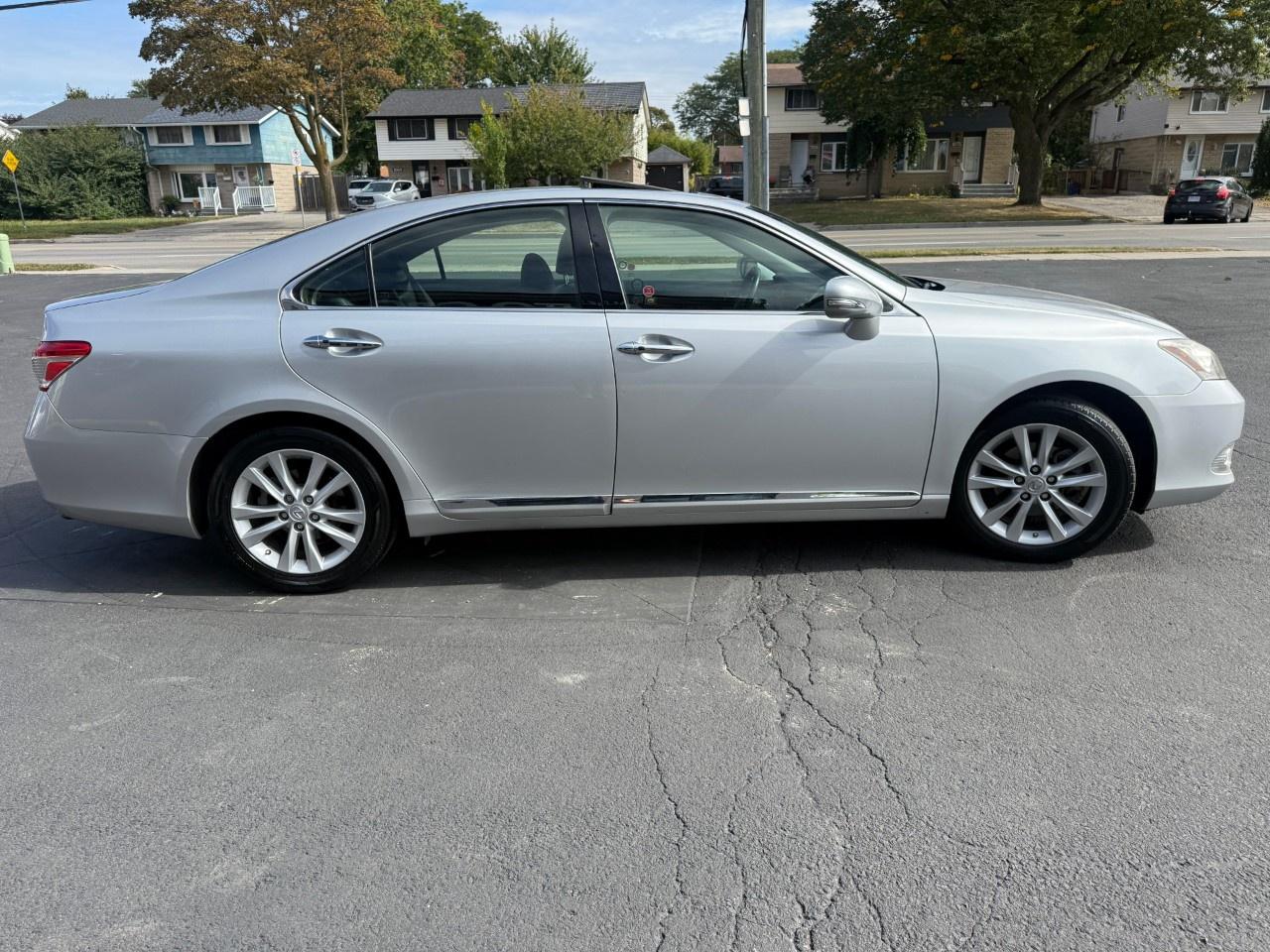 2011 Lexus ES 350 4dr Sdn Photo