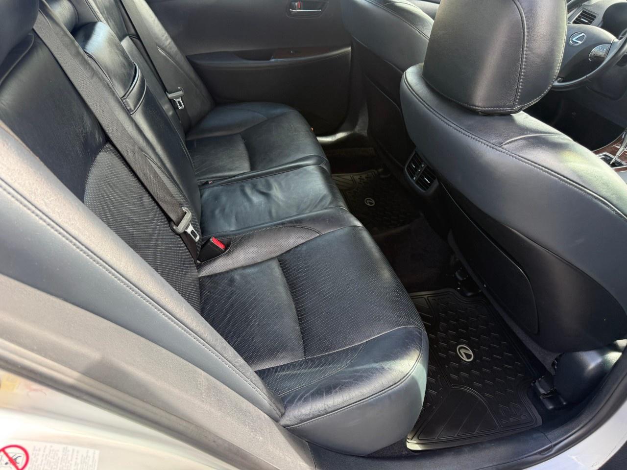 2011 Lexus ES 350 4dr Sdn Photo