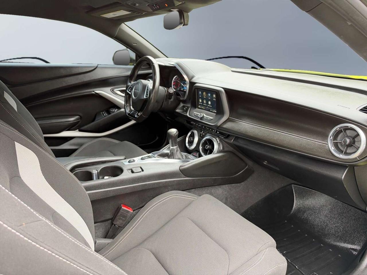 2019 Chevrolet Camaro AUTO / NO ACCIDENTS / NEON YELLOW / WELL MAINTAINED / CARPLAY / CAMERA Photo