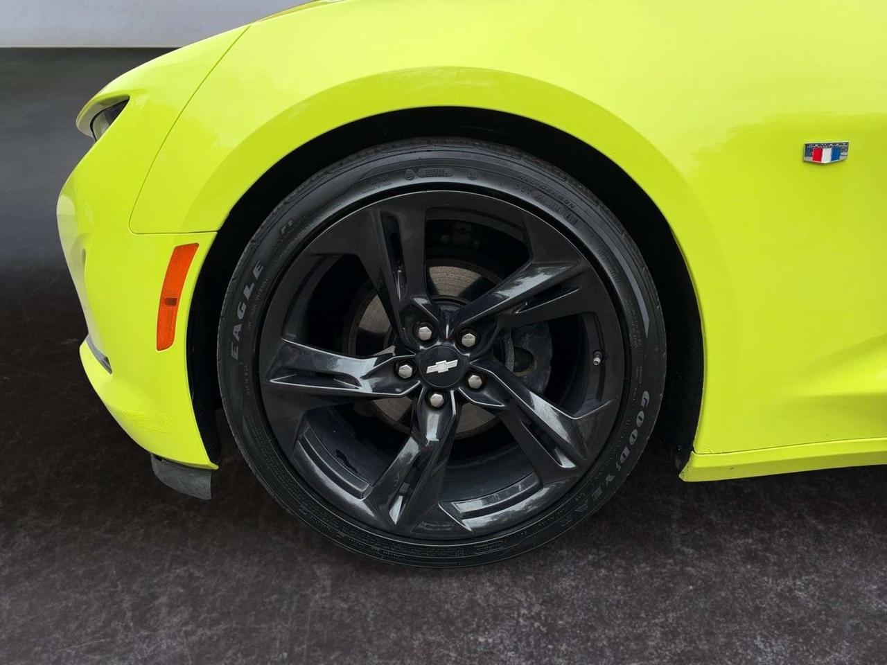 2019 Chevrolet Camaro AUTO / NO ACCIDENTS / NEON YELLOW / WELL MAINTAINED / CARPLAY / CAMERA Photo