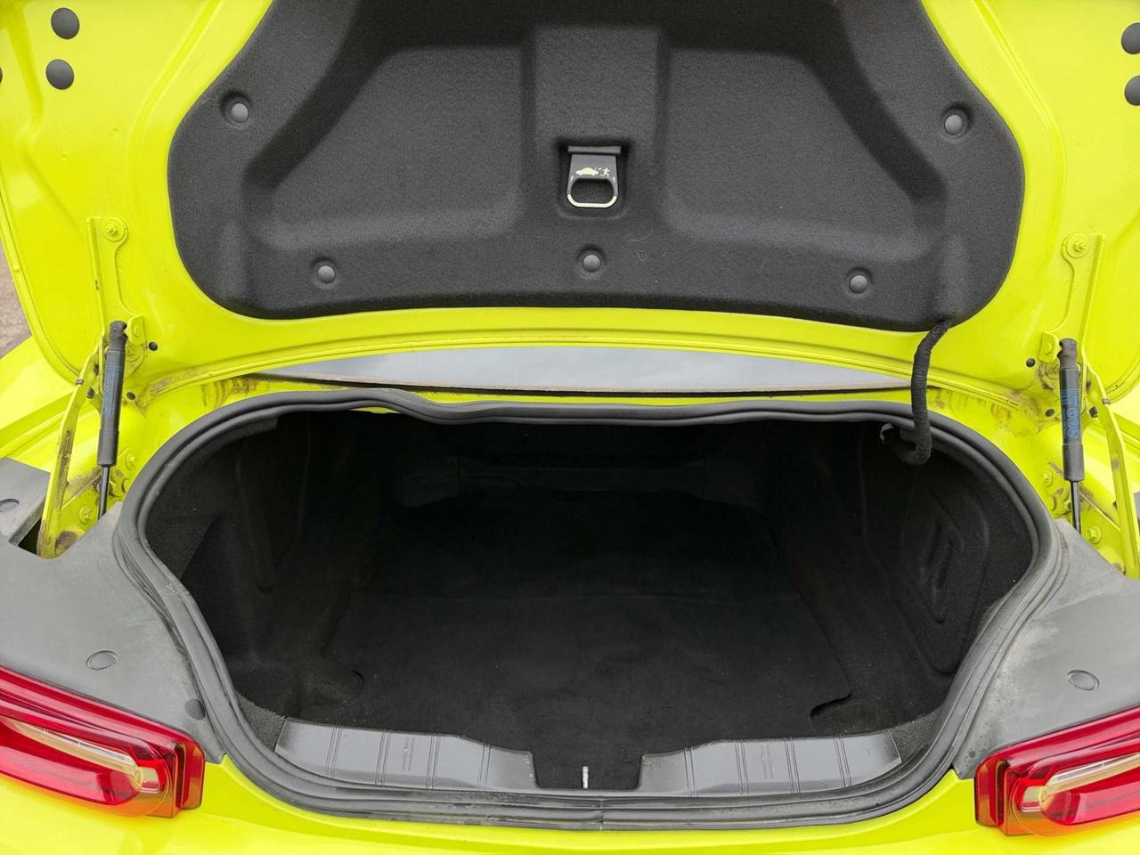 2019 Chevrolet Camaro AUTO / NO ACCIDENTS / NEON YELLOW / WELL MAINTAINED / CARPLAY / CAMERA Photo