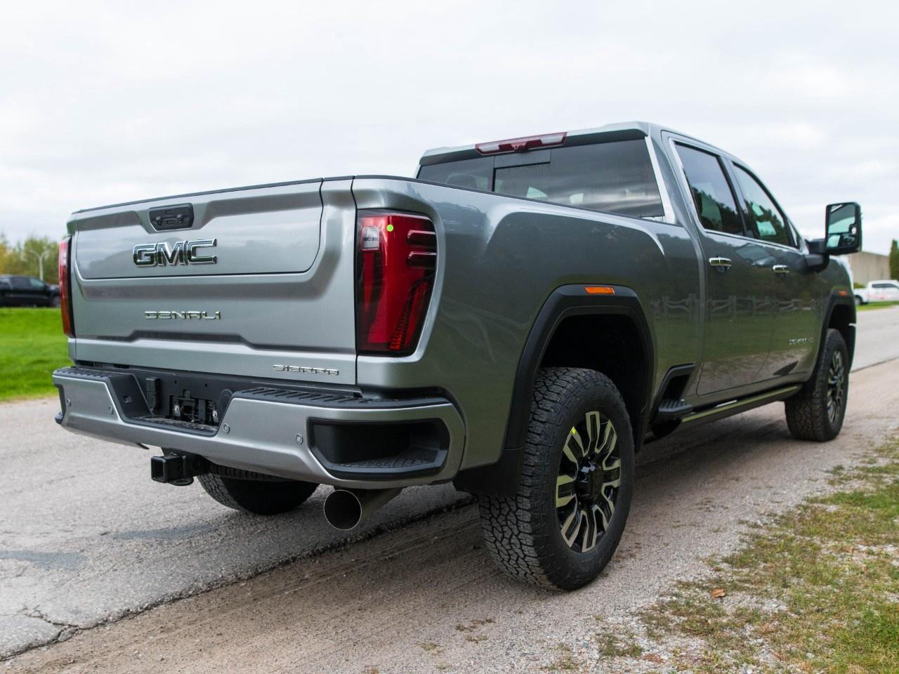 2026 GMC SIERRA 2500HD Crew Cab Standard Box 4-Wheel Drive Denali Ultimate Photo