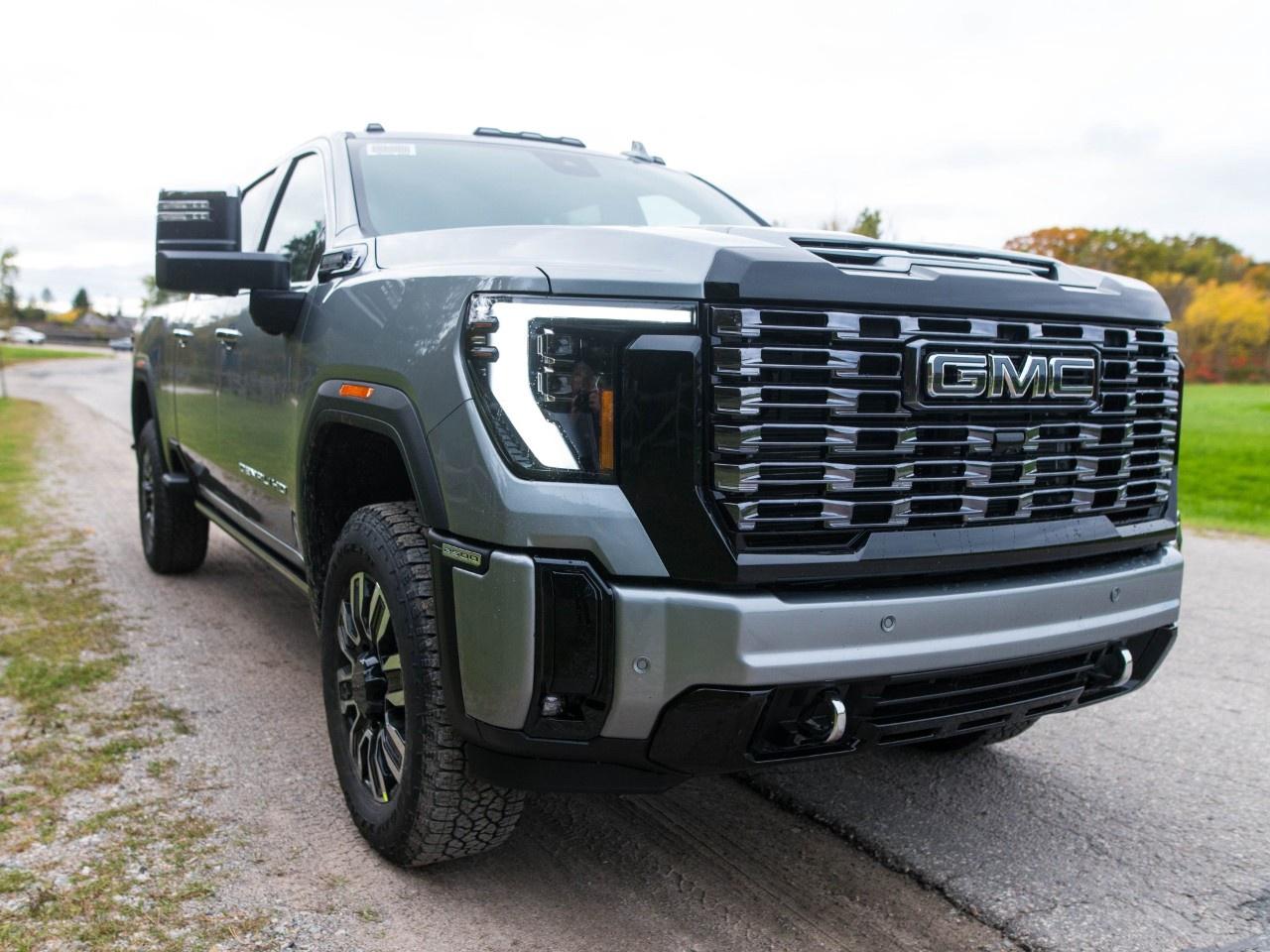 2026 GMC SIERRA 2500HD Crew Cab Standard Box 4-Wheel Drive Denali Ultimate Photo
