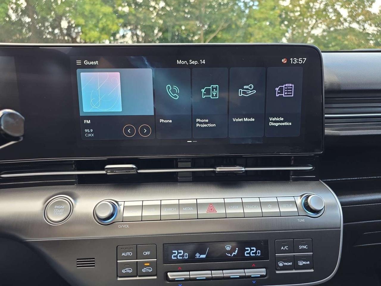 2025 Hyundai KONA 2.0L  AWD w/Trend Package * NO ACCIDENTS / ROOF / LEATHER / DRIVER ASSIST Photo