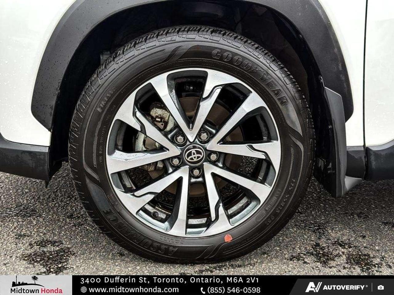 2025 Toyota Corolla Cross LE AWD Photo
