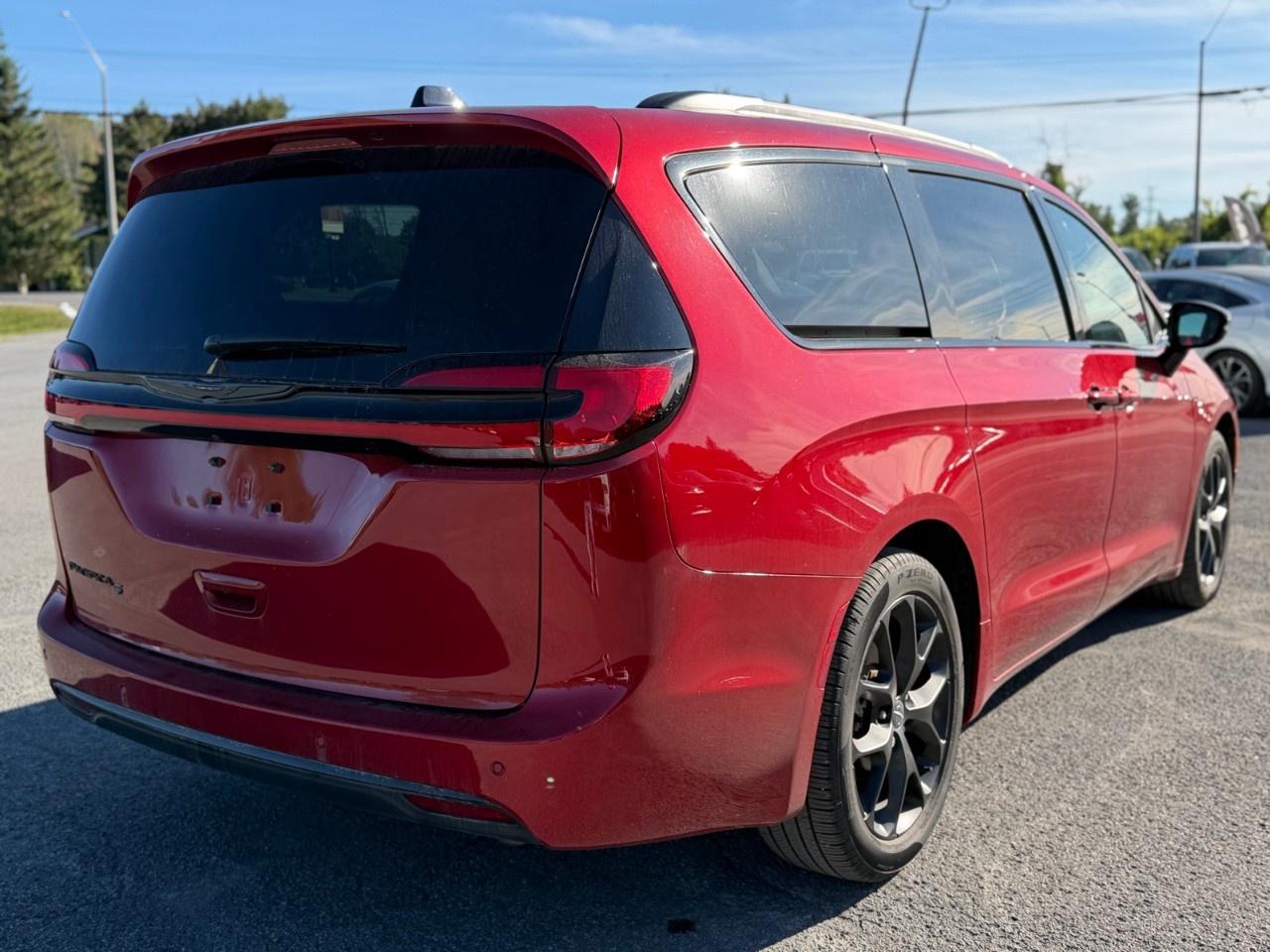2024 Chrysler Pacifica TOURING-L FWD Photo