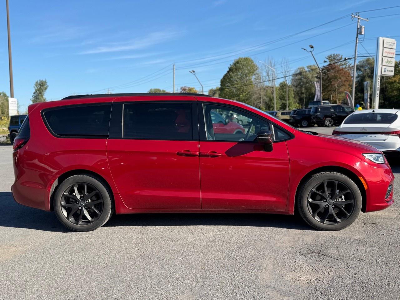 2024 Chrysler Pacifica TOURING-L FWD Photo