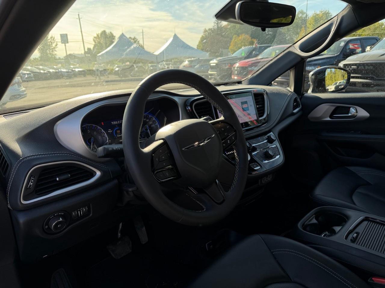 2024 Chrysler Pacifica TOURING-L FWD Photo