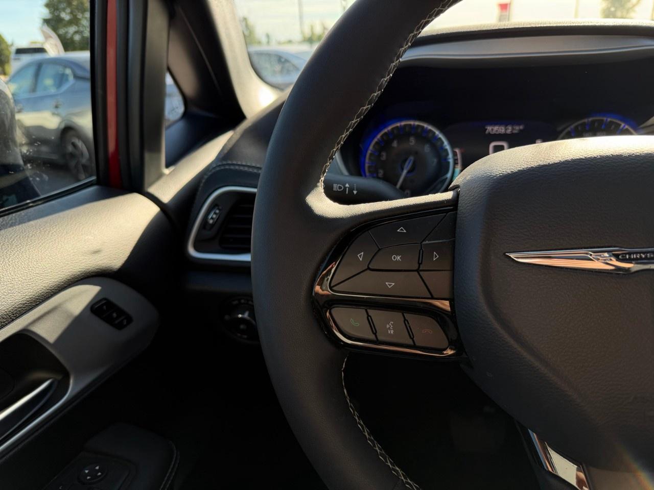 2024 Chrysler Pacifica TOURING-L FWD Photo