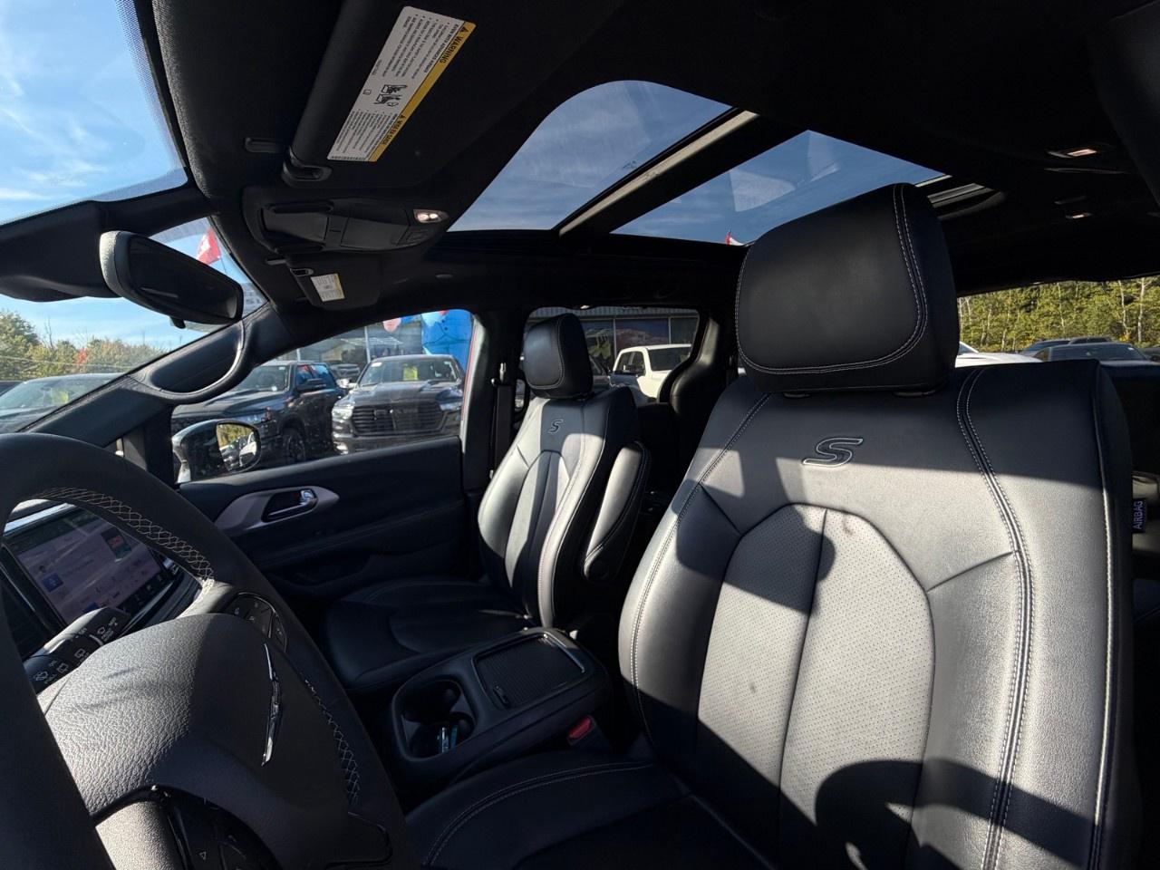 2024 Chrysler Pacifica TOURING-L FWD Photo