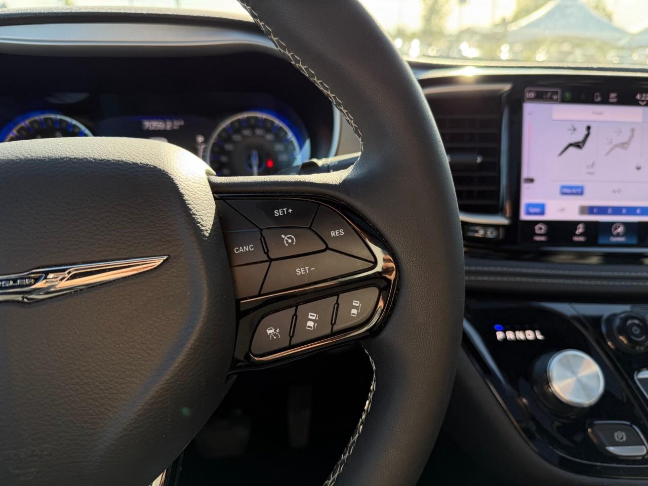 2024 Chrysler Pacifica TOURING-L FWD Photo