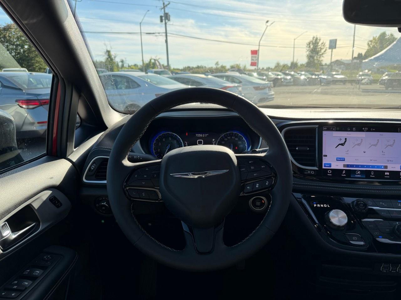 2024 Chrysler Pacifica TOURING-L FWD Photo