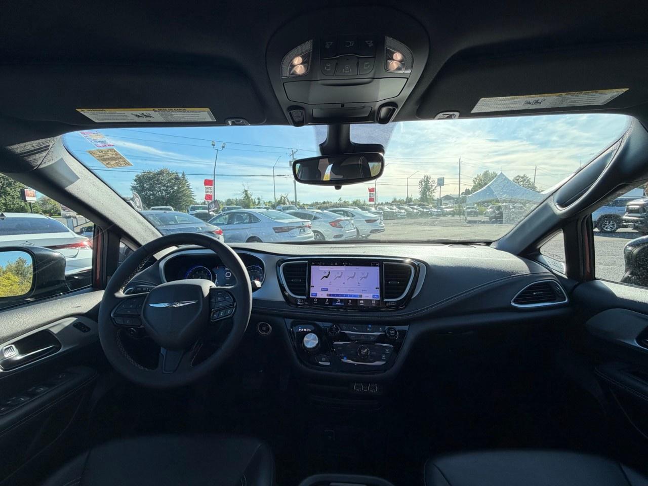 2024 Chrysler Pacifica TOURING-L FWD Photo