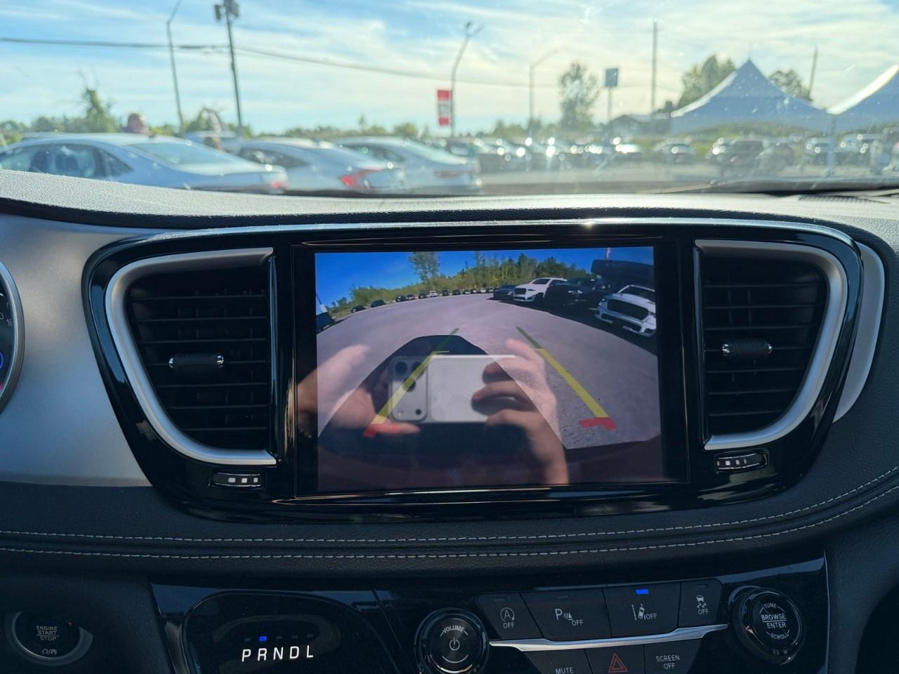 2024 Chrysler Pacifica TOURING-L FWD Photo