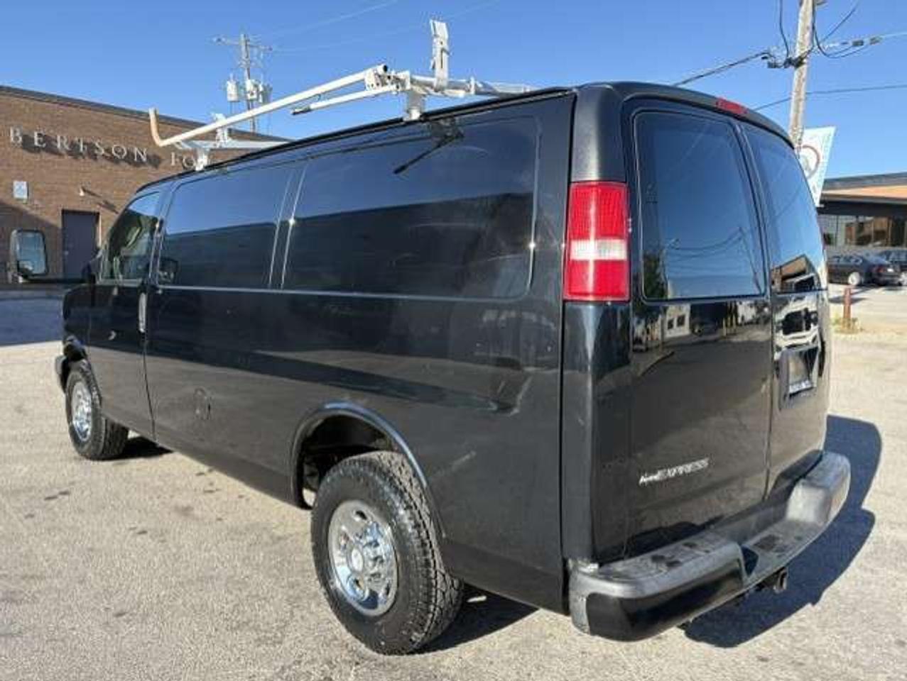 2017 Chevrolet Express 2500 ONLY 53,000KM-1 OWNER-NO ACCIDENTS-LADDER RACKS Photo