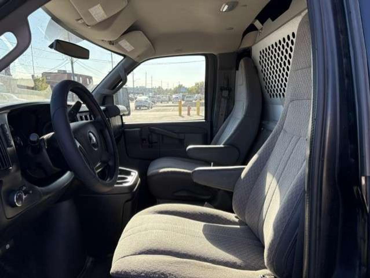 2017 Chevrolet Express 2500 ONLY 53,000KM-1 OWNER-NO ACCIDENTS-LADDER RACKS Photo