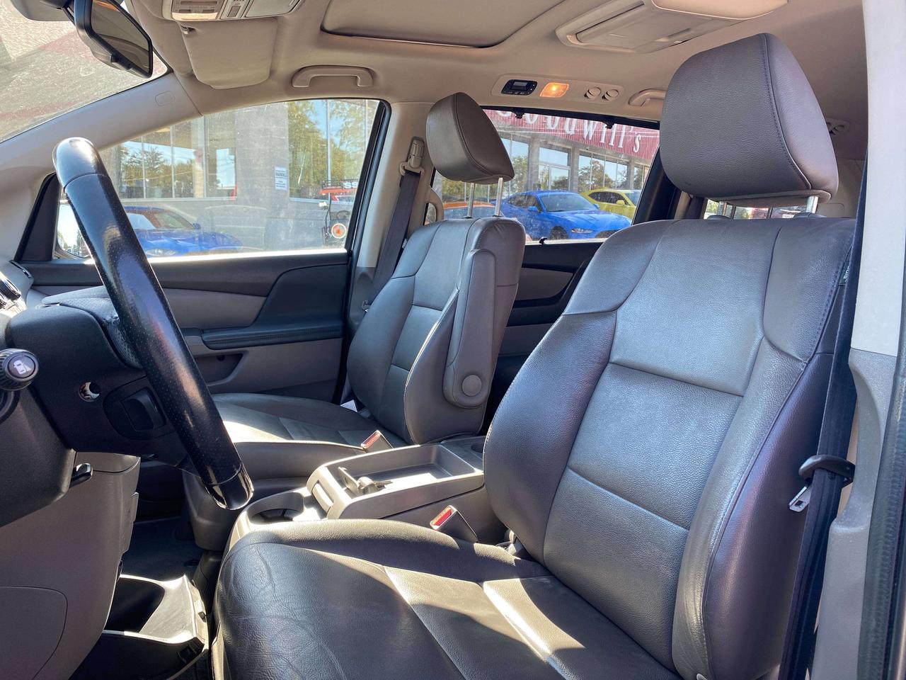 2016 Honda Odyssey EX-L, 8 PASS, CLEAN CARFAX, LEATHER, POWER DOORS! Photo