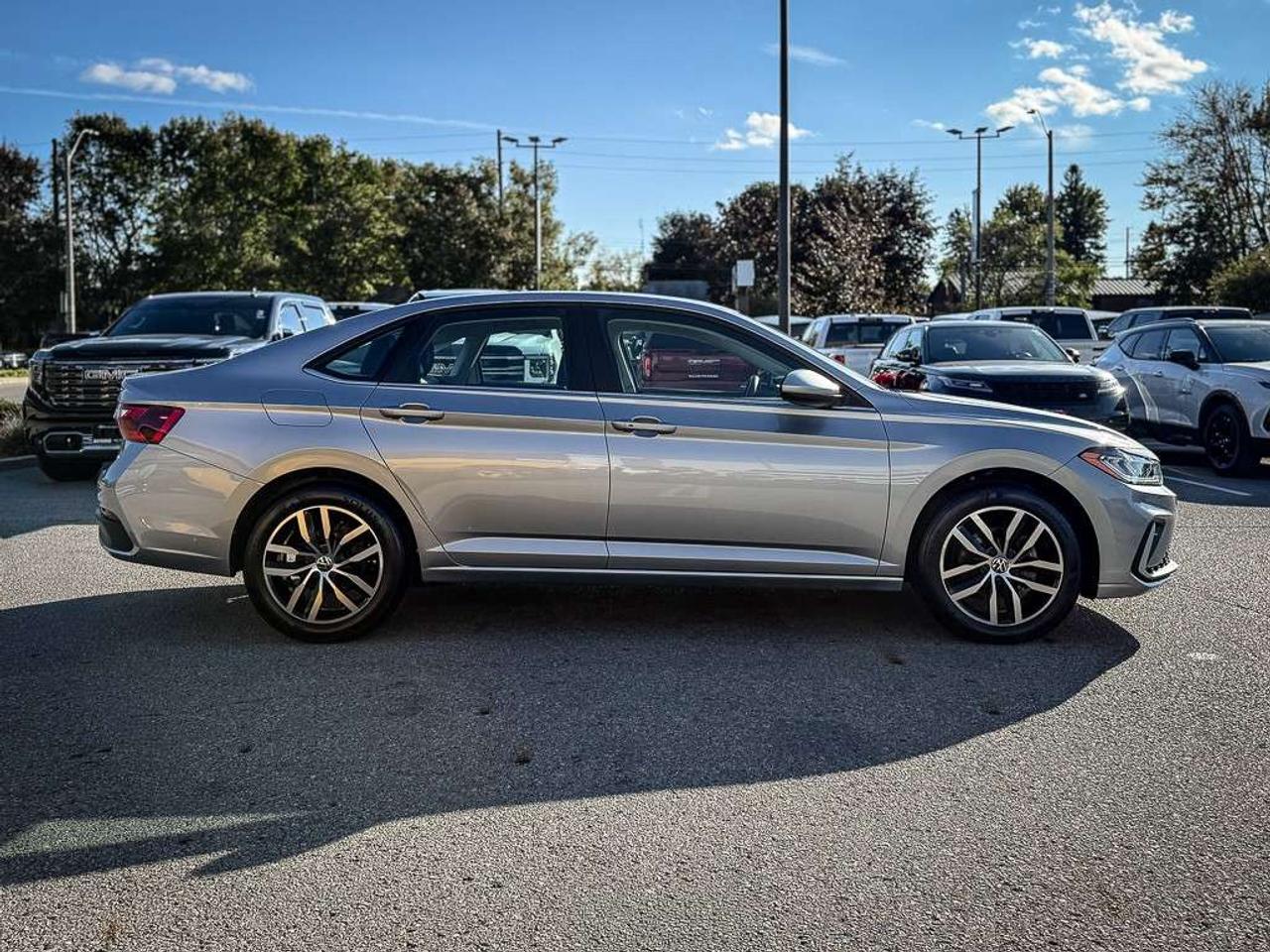 2025 Volkswagen Jetta Comfortline   HEATED SEATS & STEERING WHEEL   REMOTE START   ADAPTIVE CRUISE   WIRELESS APPLE CARPLAY Photo3