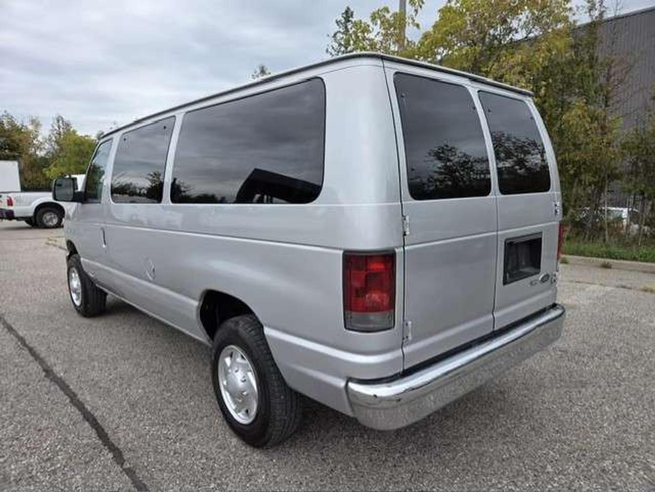 2012 Ford Econoline XLT 12 PASSENGER-CERTIFIED-NO ACCIDENTS! Photo2