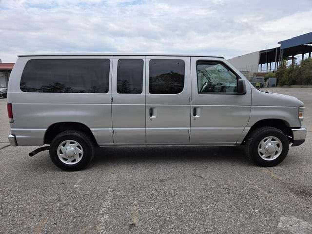 2012 Ford Econoline XLT 12 PASSENGER-CERTIFIED-NO ACCIDENTS! Photo