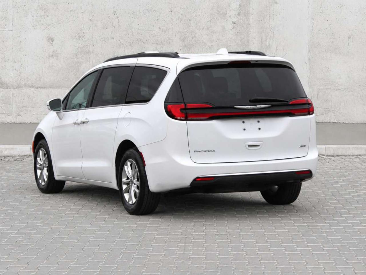 2022 Chrysler Pacifica Touring AWD  SiriusXM AppleCarPlay ReverseCamera R Photo