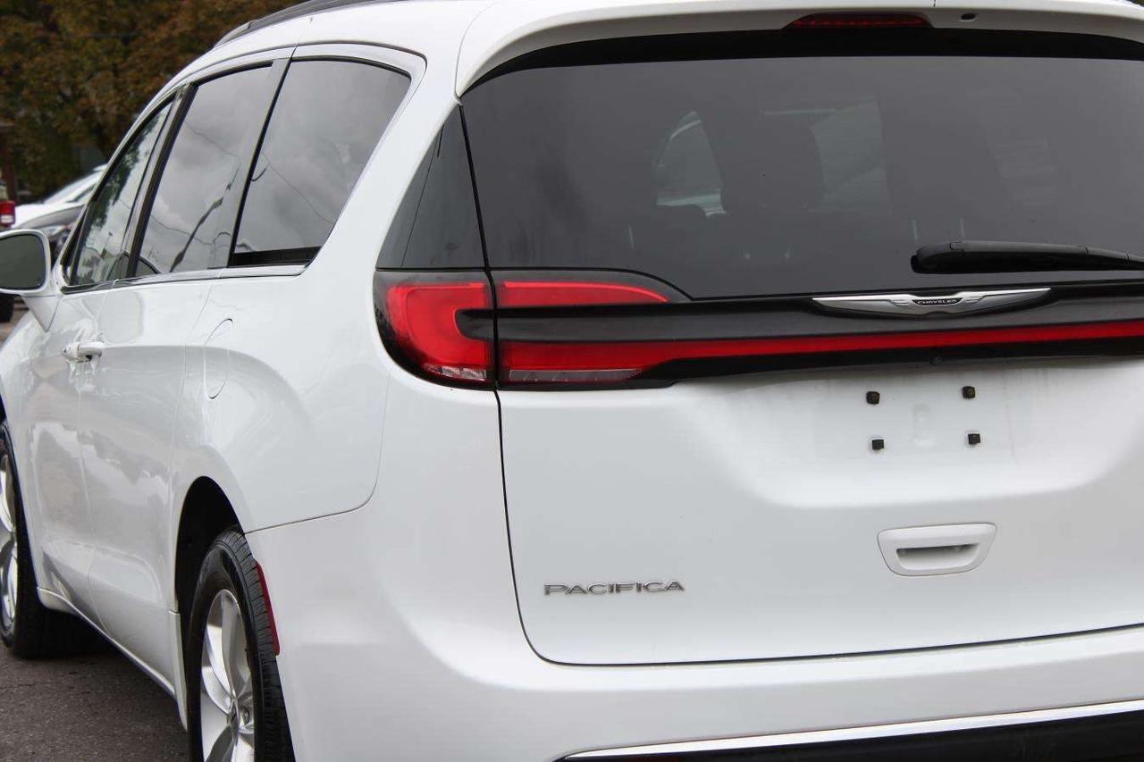 2022 Chrysler Pacifica Touring AWD  SiriusXM AppleCarPlay ReverseCamera R Photo