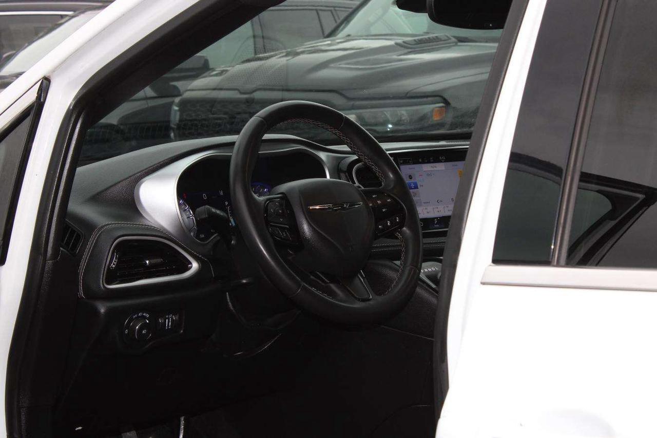 2022 Chrysler Pacifica Touring AWD  SiriusXM AppleCarPlay ReverseCamera R Photo