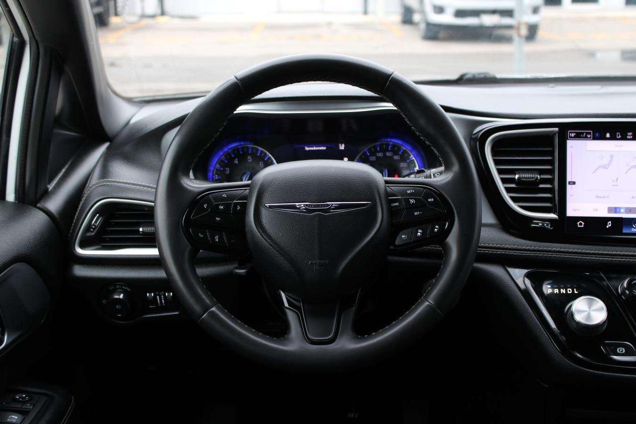2022 Chrysler Pacifica Touring AWD  SiriusXM AppleCarPlay ReverseCamera R Photo