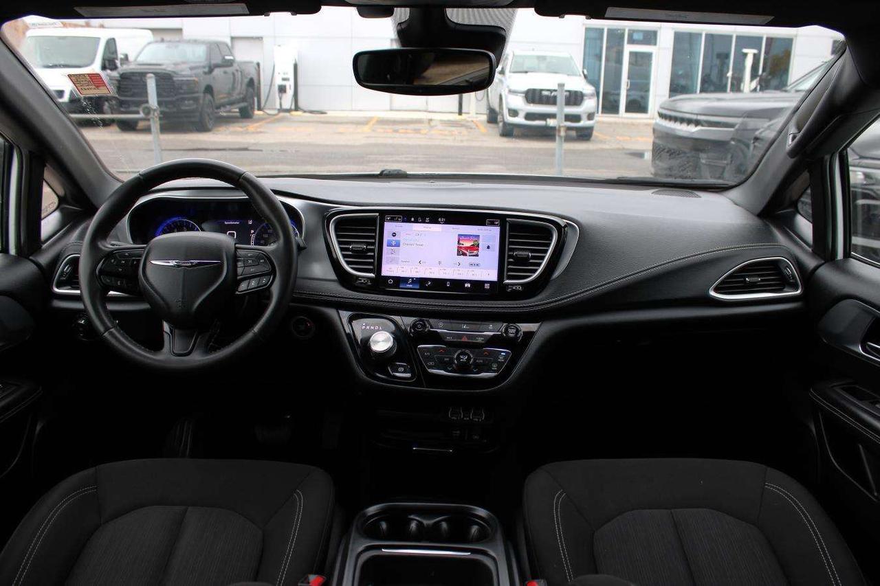 2022 Chrysler Pacifica Touring AWD  SiriusXM AppleCarPlay ReverseCamera R Photo