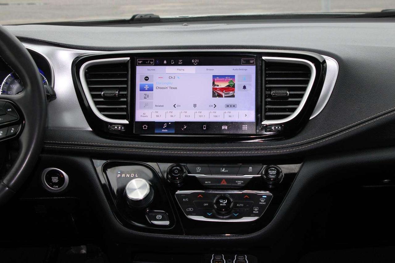 2022 Chrysler Pacifica Touring AWD  SiriusXM AppleCarPlay ReverseCamera R Photo