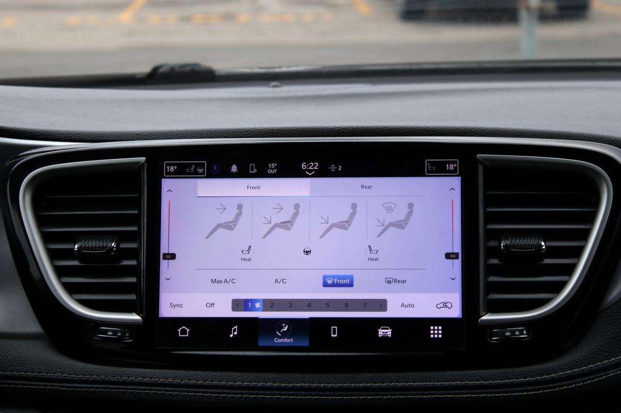2022 Chrysler Pacifica Touring AWD  SiriusXM AppleCarPlay ReverseCamera R Photo