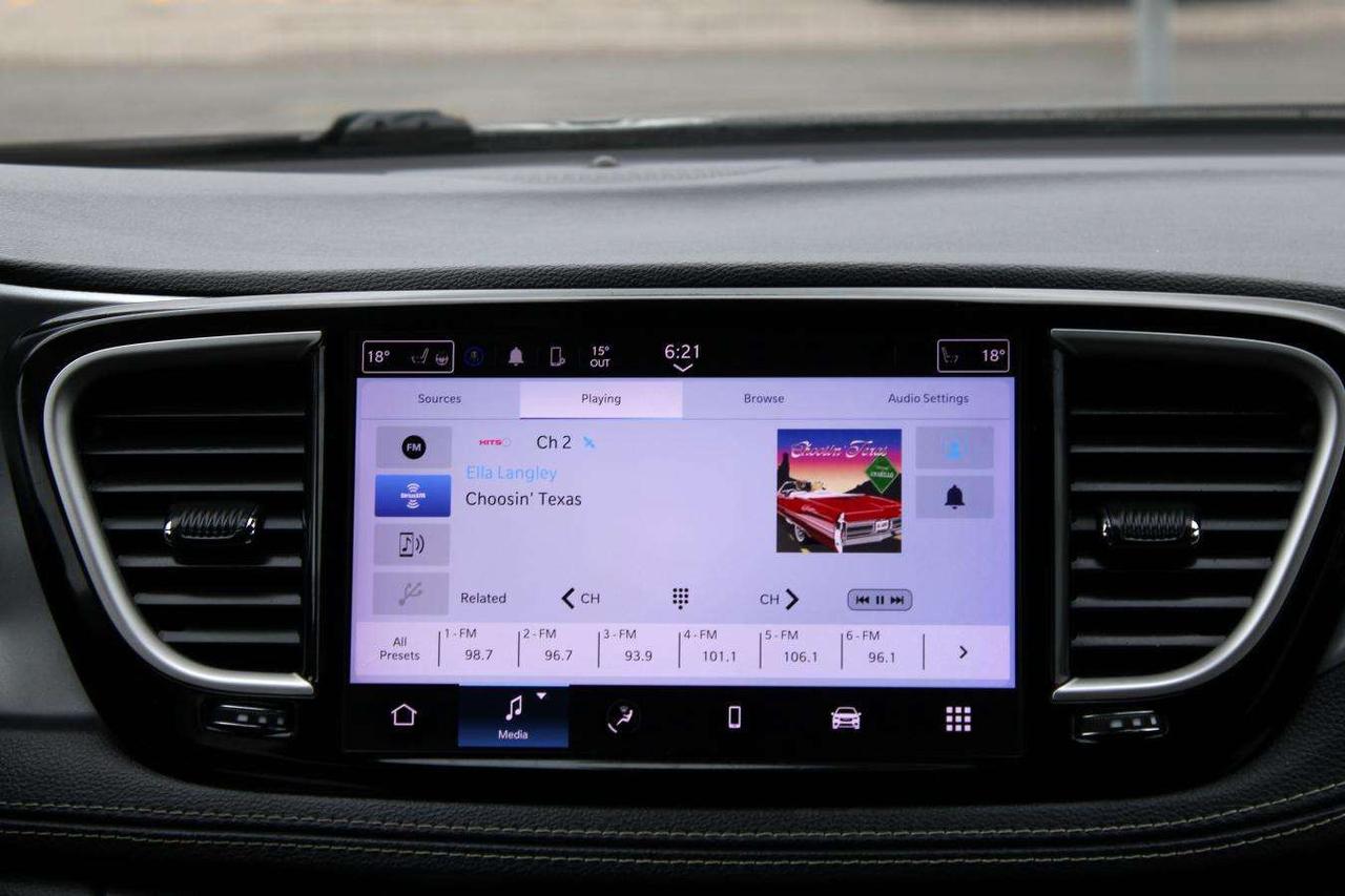 2022 Chrysler Pacifica Touring AWD  SiriusXM AppleCarPlay ReverseCamera R Photo