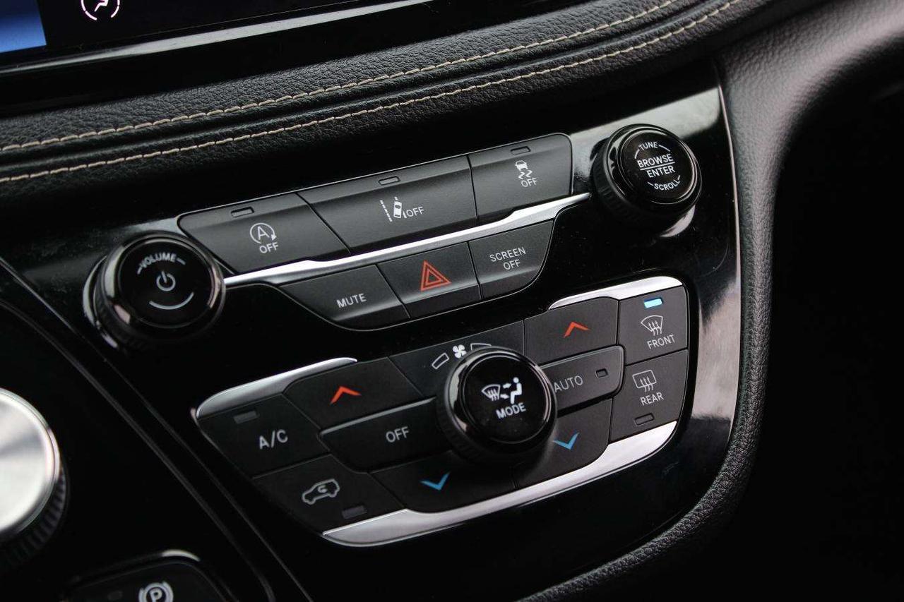 2022 Chrysler Pacifica Touring AWD  SiriusXM AppleCarPlay ReverseCamera R Photo